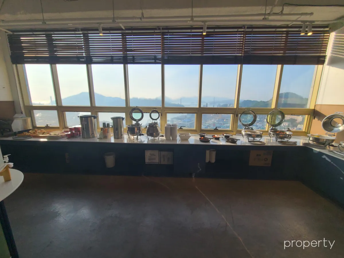 케니호텔-조식뷔페-창밖으로바다와여수시내가보이는