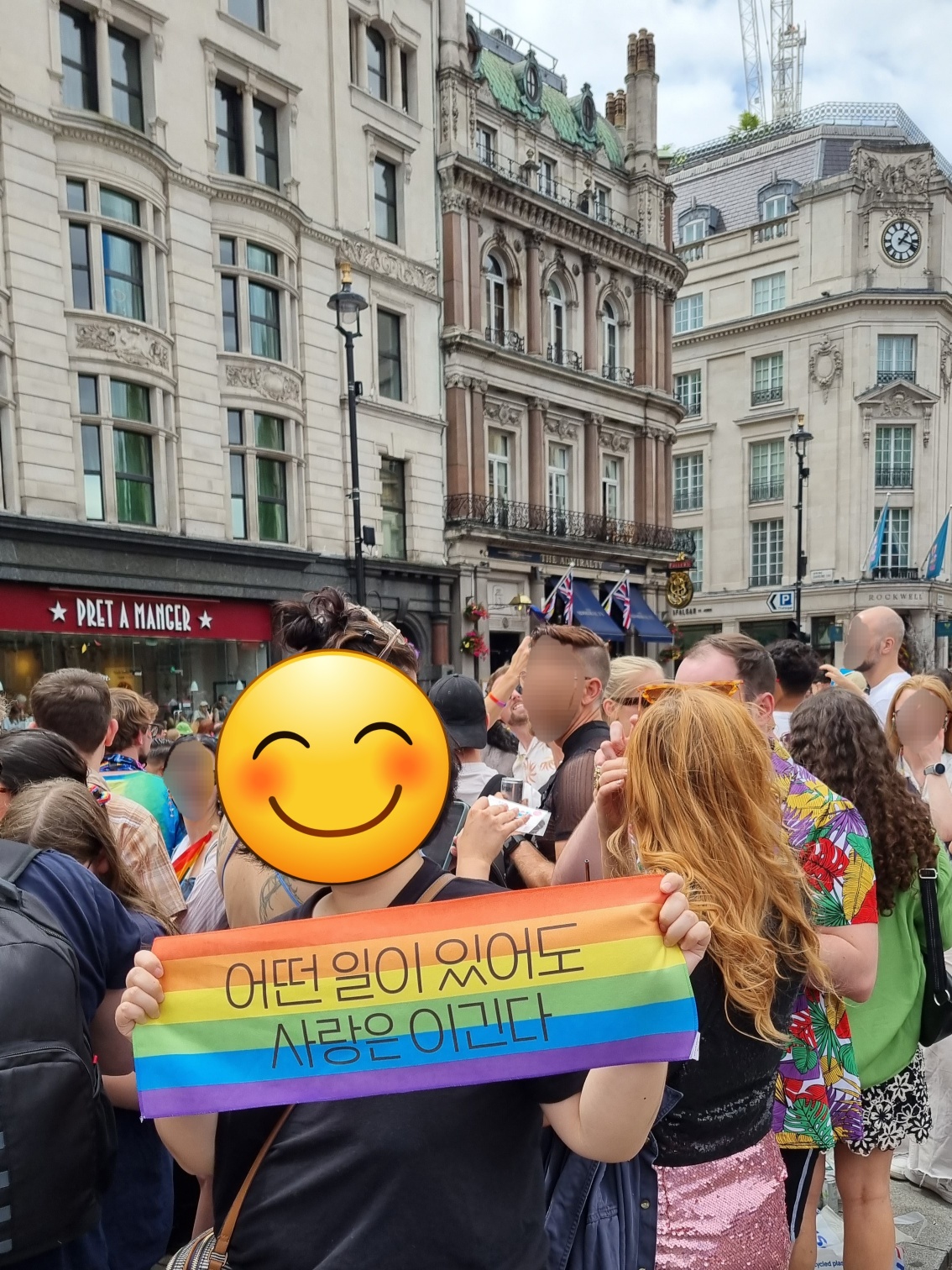 관중 속의 작성자가 무지개 배경색에 