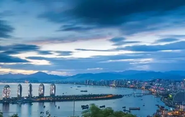 붉은-하늘-아래-녹회두-공원-정상에서-바라본-시내의-불빛과-푸른-바다가-어우러진-풍경