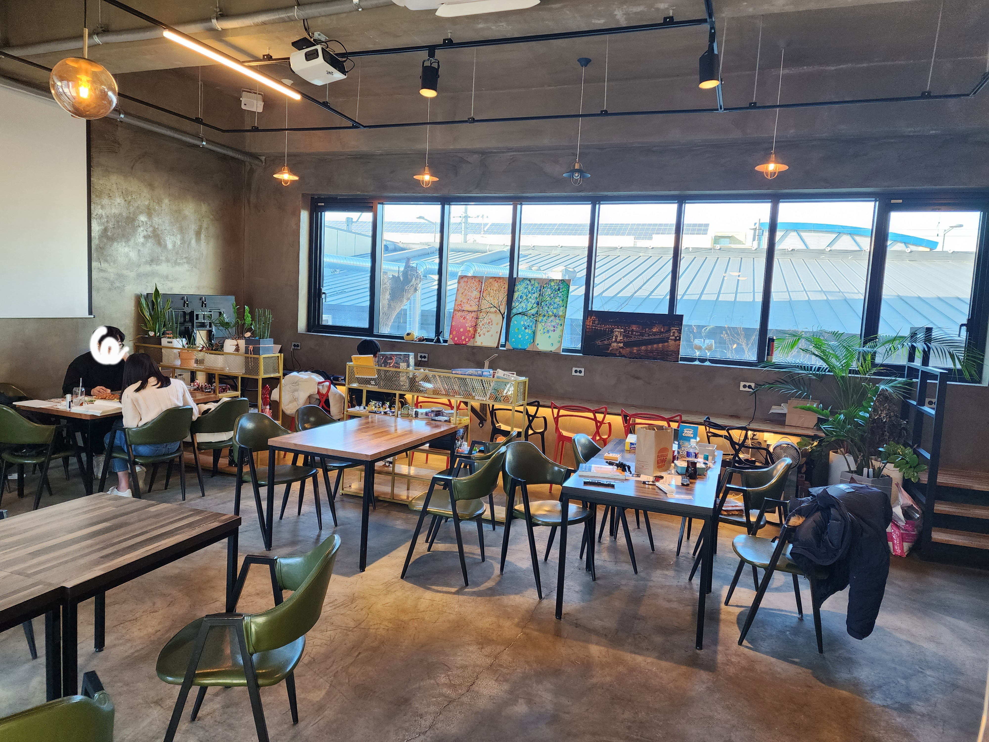 디펜스 카페 내부