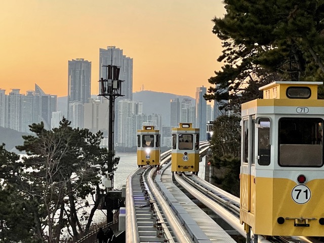 레일-위로-지나다니는-스카이캡슐