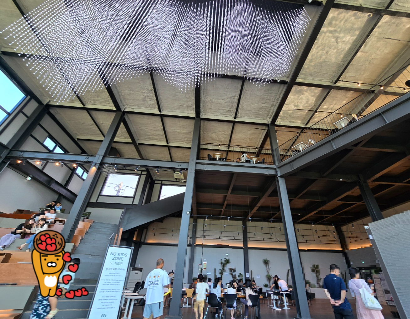 2층 음료와 빵을 먹을 수 있는곳