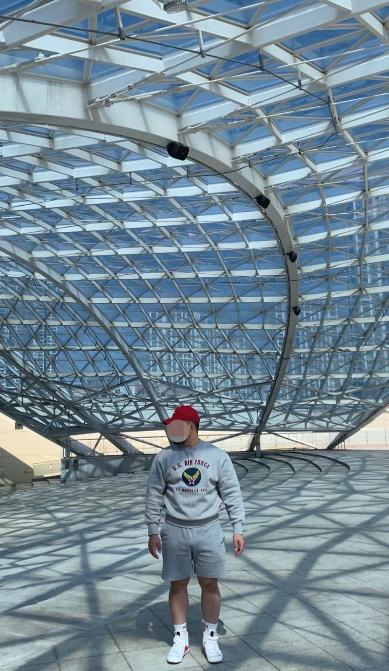 데일리룩(2025. 4. 25.)빈티지 볼캡 레드, 유니폼브릿지 멜란지 맨투맨 스웨트셔츠 , 무신사스탠다드 무신사 스웨트 쇼츠, 나이키 삭스 양말, 나이키 블레이저 미드 77 점보