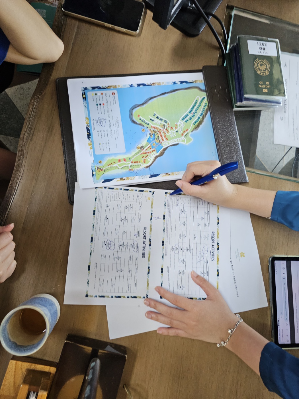 체크인 절차를 진행하며