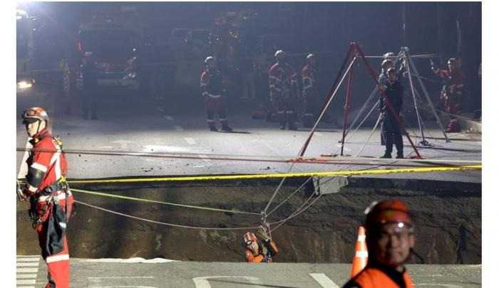 지난 3월 24일 싱크홀(땅 꺼짐) 사고가 발생한 서울 강동구 대명초등학교 인근 사거리에서 소방대원이 내부 구조 작업에 나서고 있다. 연합뉴스