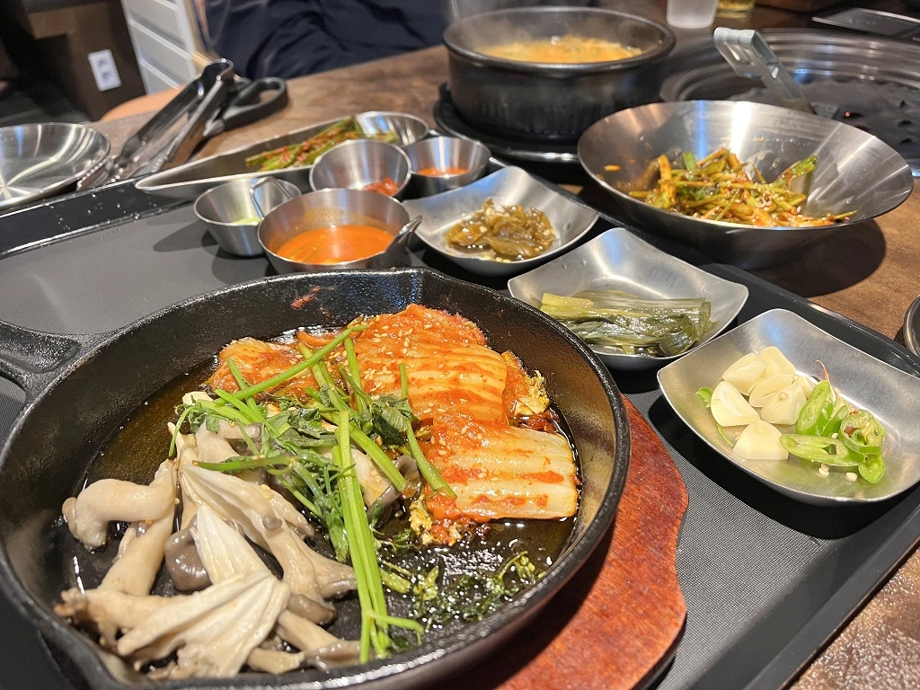 운수돈 2인 세트 반찬 구성