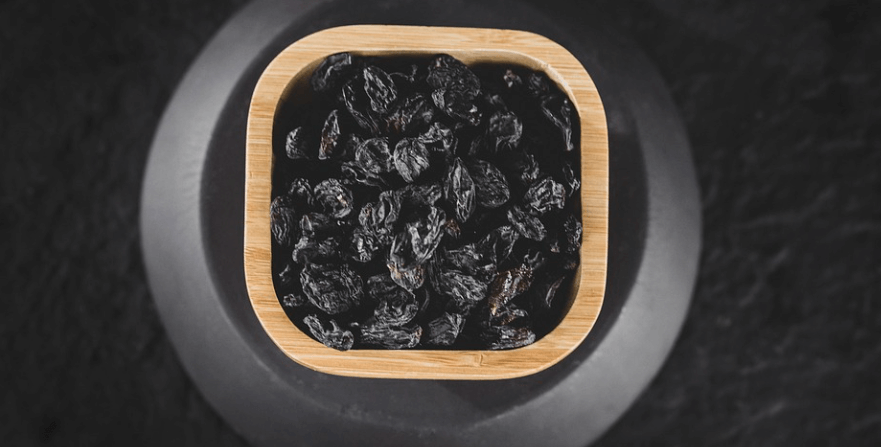 나무 그릇에 담겨 있는 건포도