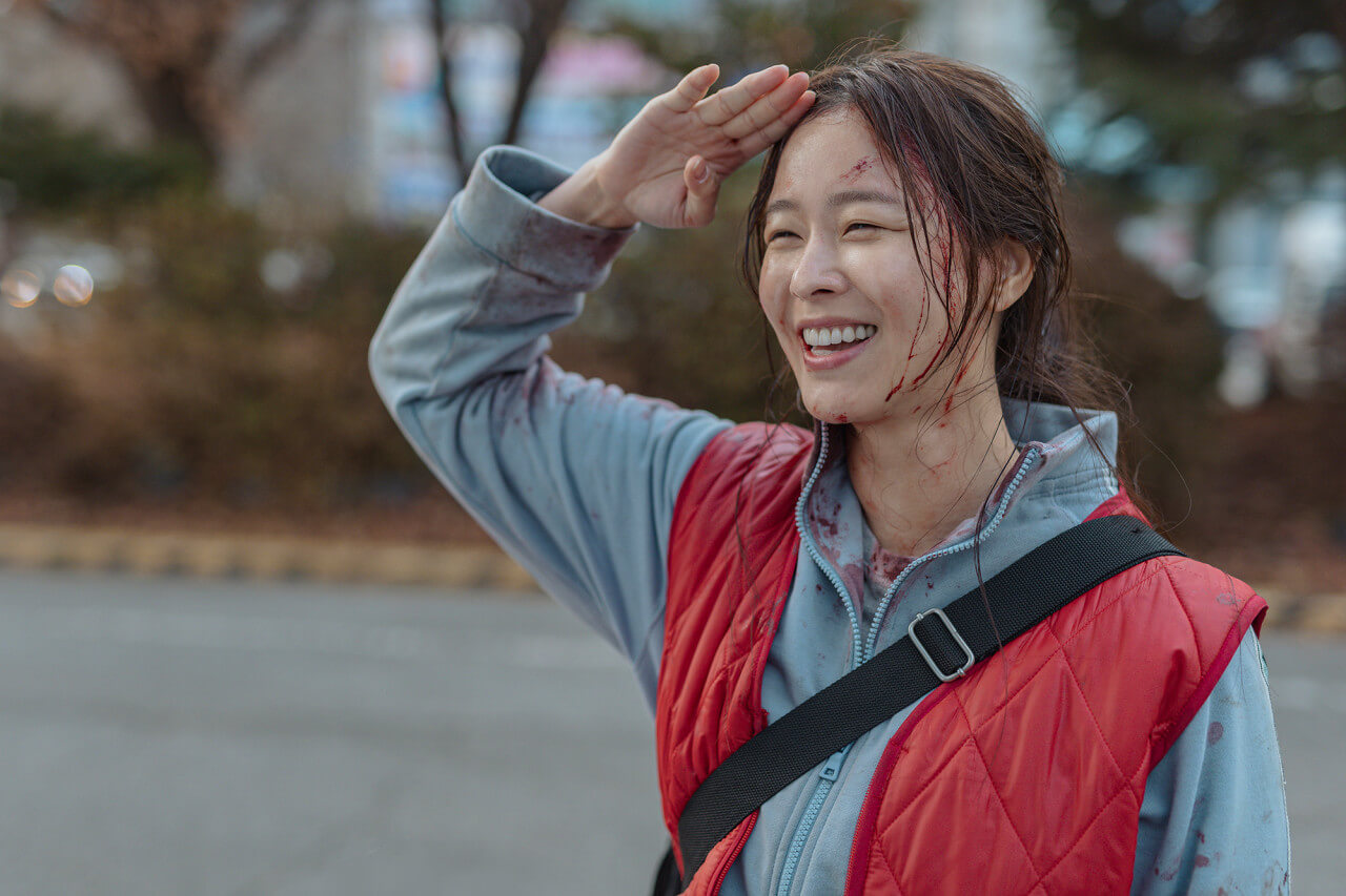 아파트 비리 증거를 모두 가지고 경찰서에 무사히 도착해 웃으며 경례하는 거울