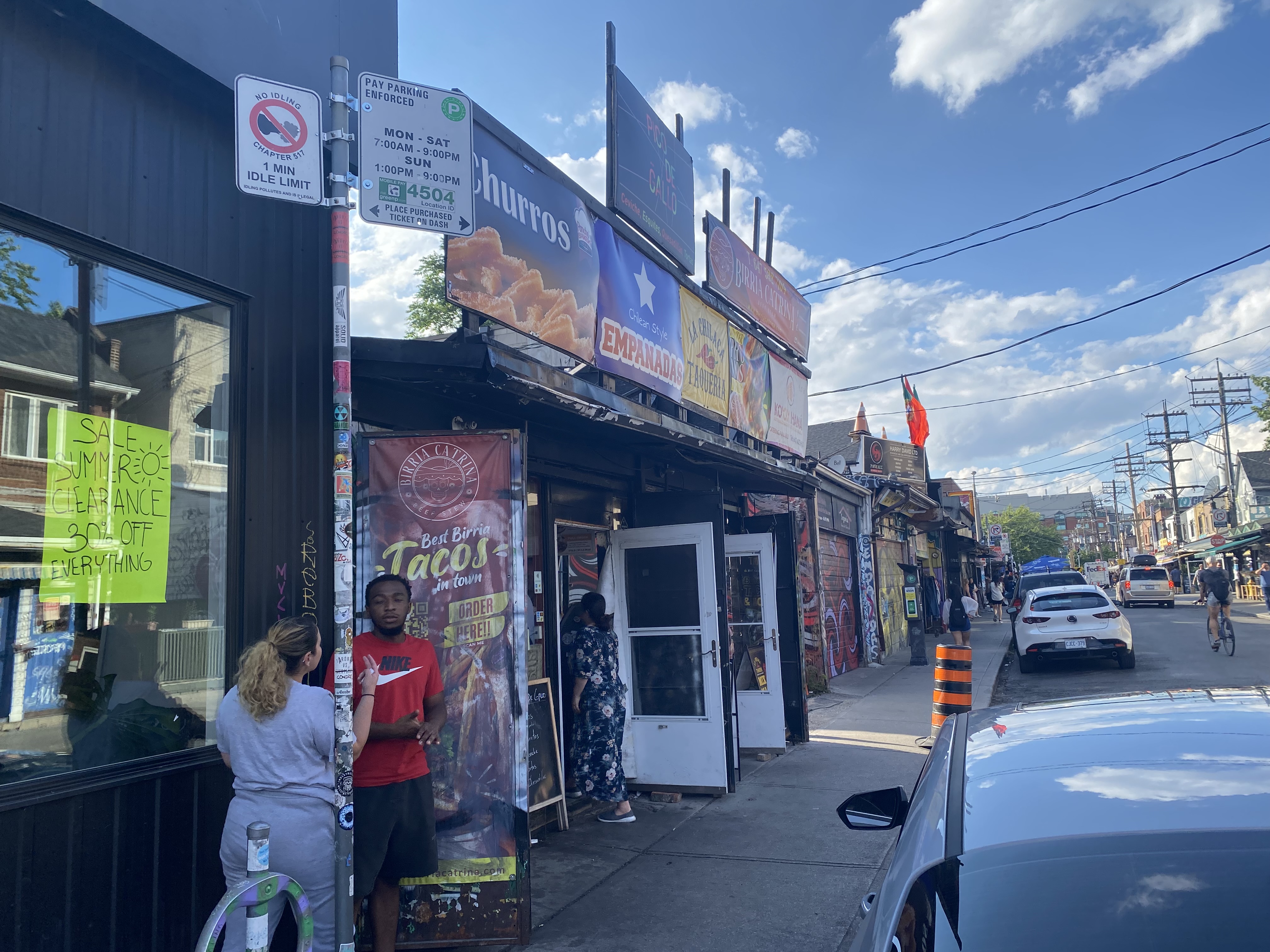 왼쪽 사진은 차이나 타운의 딤섬 가게 간판모습과 오른쪽 사진은 캔싱턴마켓의 거리