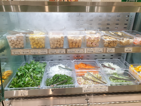 상단은 어묵 하단은 야채가 놓여있다. 아래쪽에는 월남쌈에 들어갈 야채다