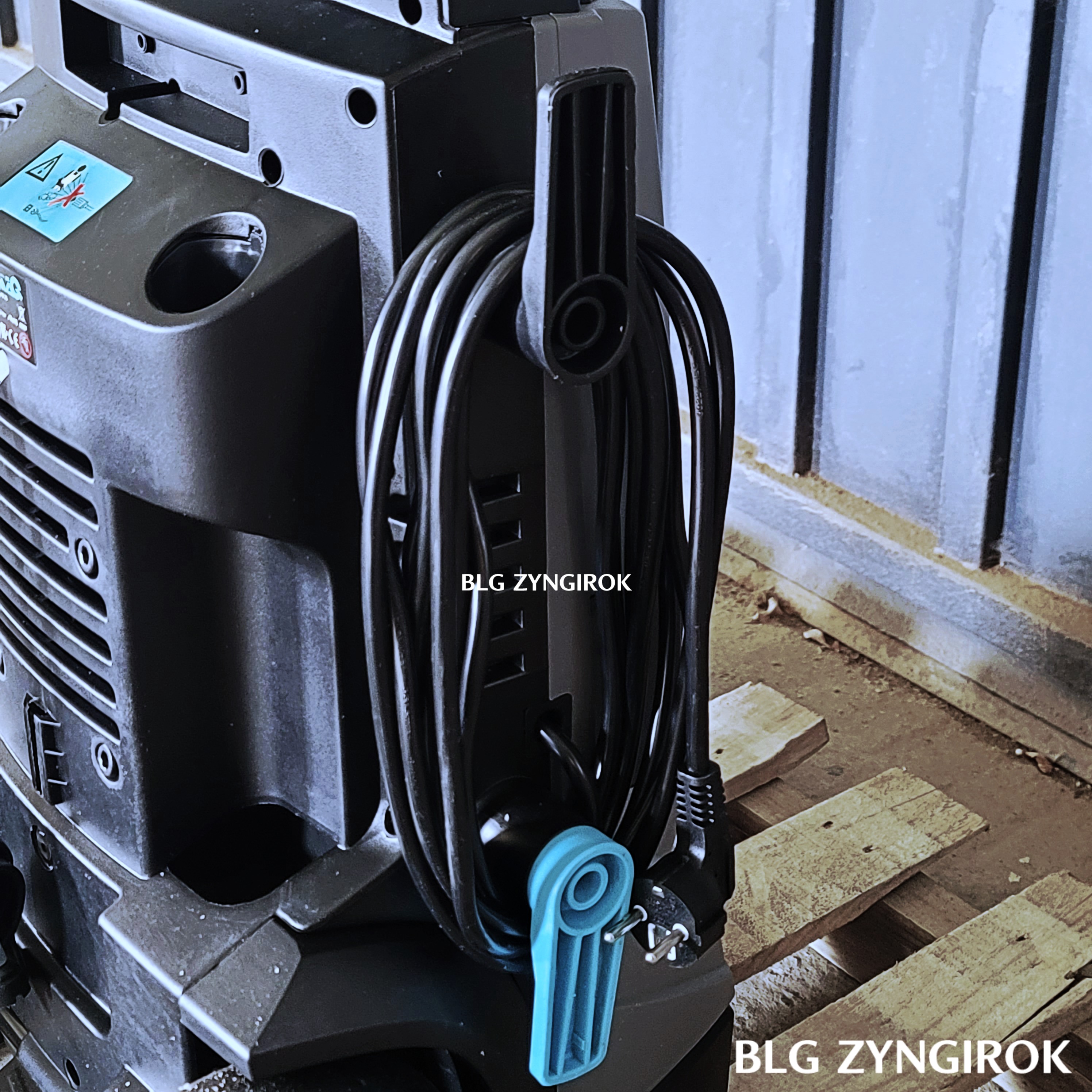 코모스 고압세척기 옆면 선을 정리 하는 곳 모습이다.