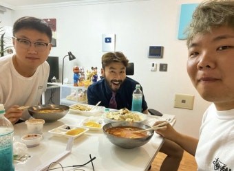 곽튜브가-노홍철등-동료들과-식사하는-모습