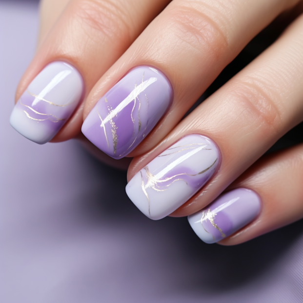 화이트 베이스에 연보라색이 얹어진 그라데이션 네일아트 디자인