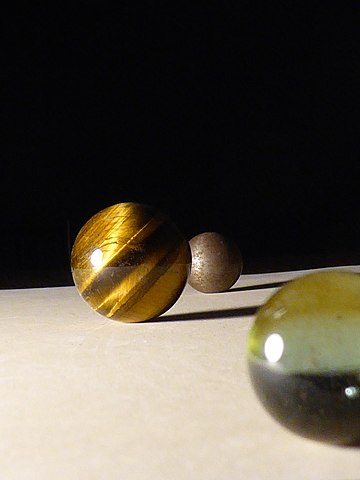 행성을 닮은 유리 구슬