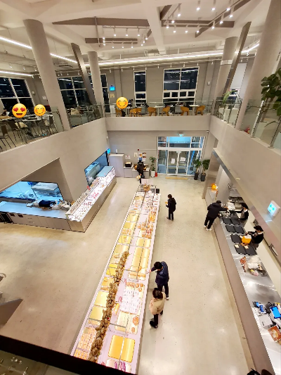 해월당-카페-2층에서-1층-내려다보며