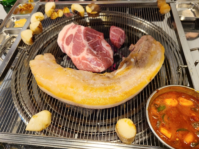 불판위에 있는 통삼겹과 목살 그리고 갈치속젓