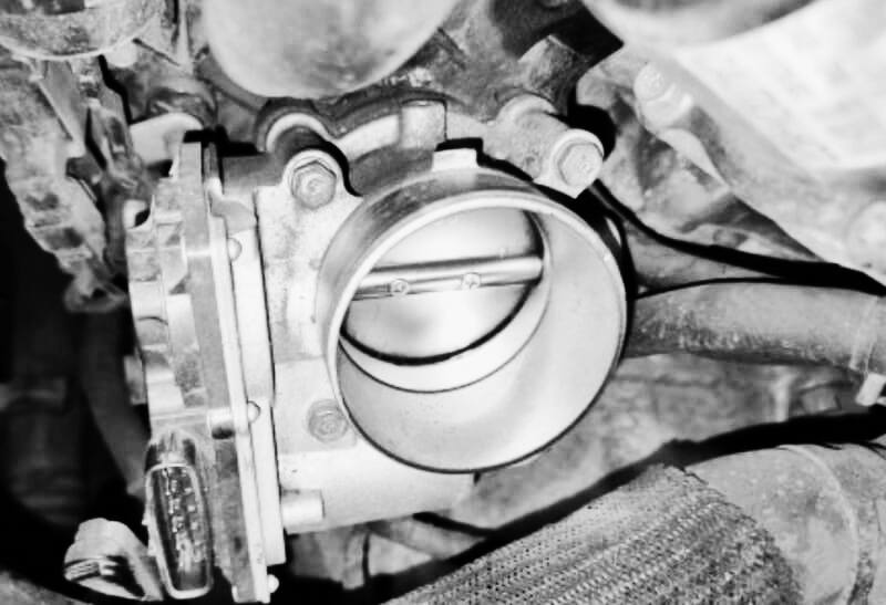 엔진룸에-설치된-스로틀바디