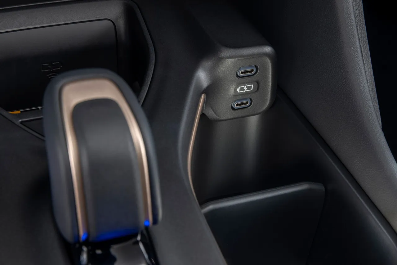 토요타 크라운 크로스오버 하이브리드 차량 이미지