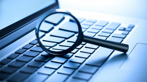 노트북-자판위에-돋보기가-올려져-있음