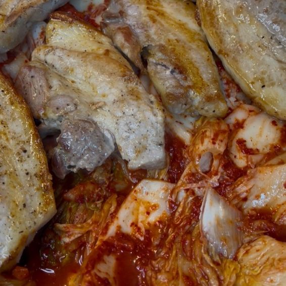 김치 위에 구운 삼겹살 얹기