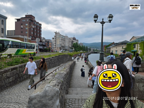 오타루운하를 관광하고 있는 많은 사람들의 이미지