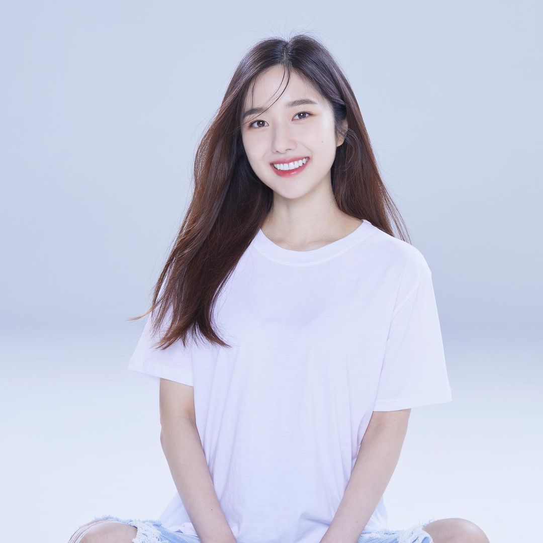 이혜성 아나운서 기본 흰티에 청바지 패션