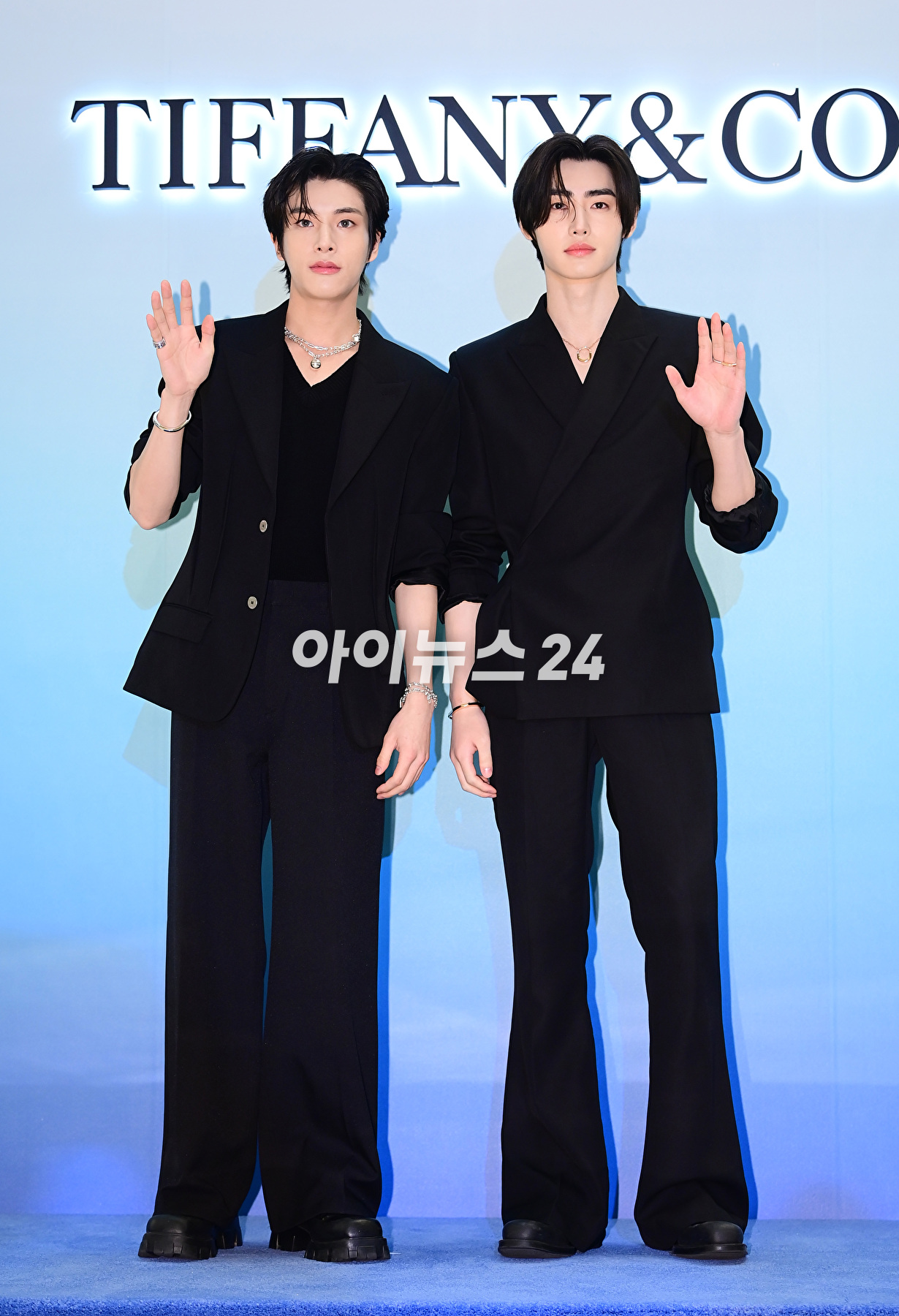 그룹 엔하이픈 제이크와 성훈이 14일 서울 잠실 롯데월드타워몰에서 열린 한 주얼리 브랜드 팝업 스토어 행사에 참석하고 있다. [사진=정소희 기자]
