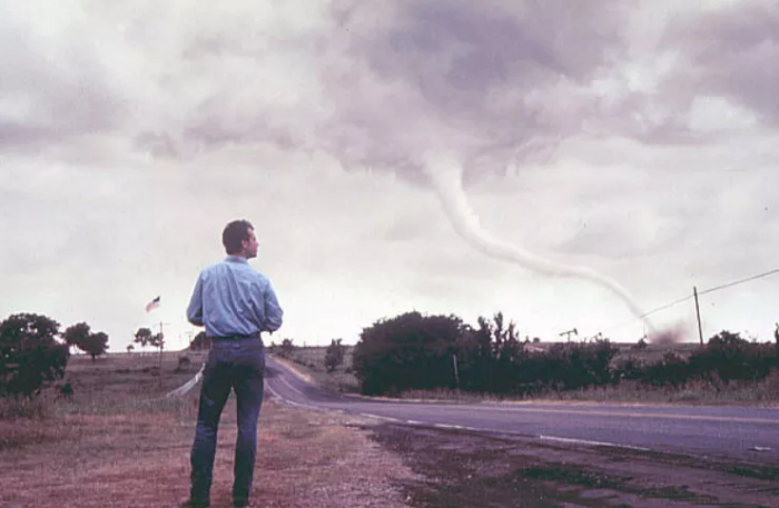 멀리 토네이도가 일어나는 모습