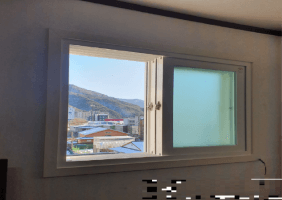창문 창호 공사를 마친 사진