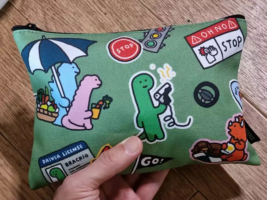 휴대품을 넣고 지퍼를 닫으면 이렇게 보입니다.