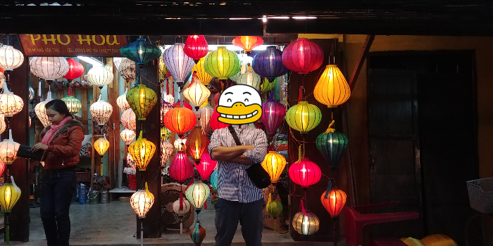 베트남 다낭 호이안 야시장 등불 많아지는사람들 이국적인모습의건물