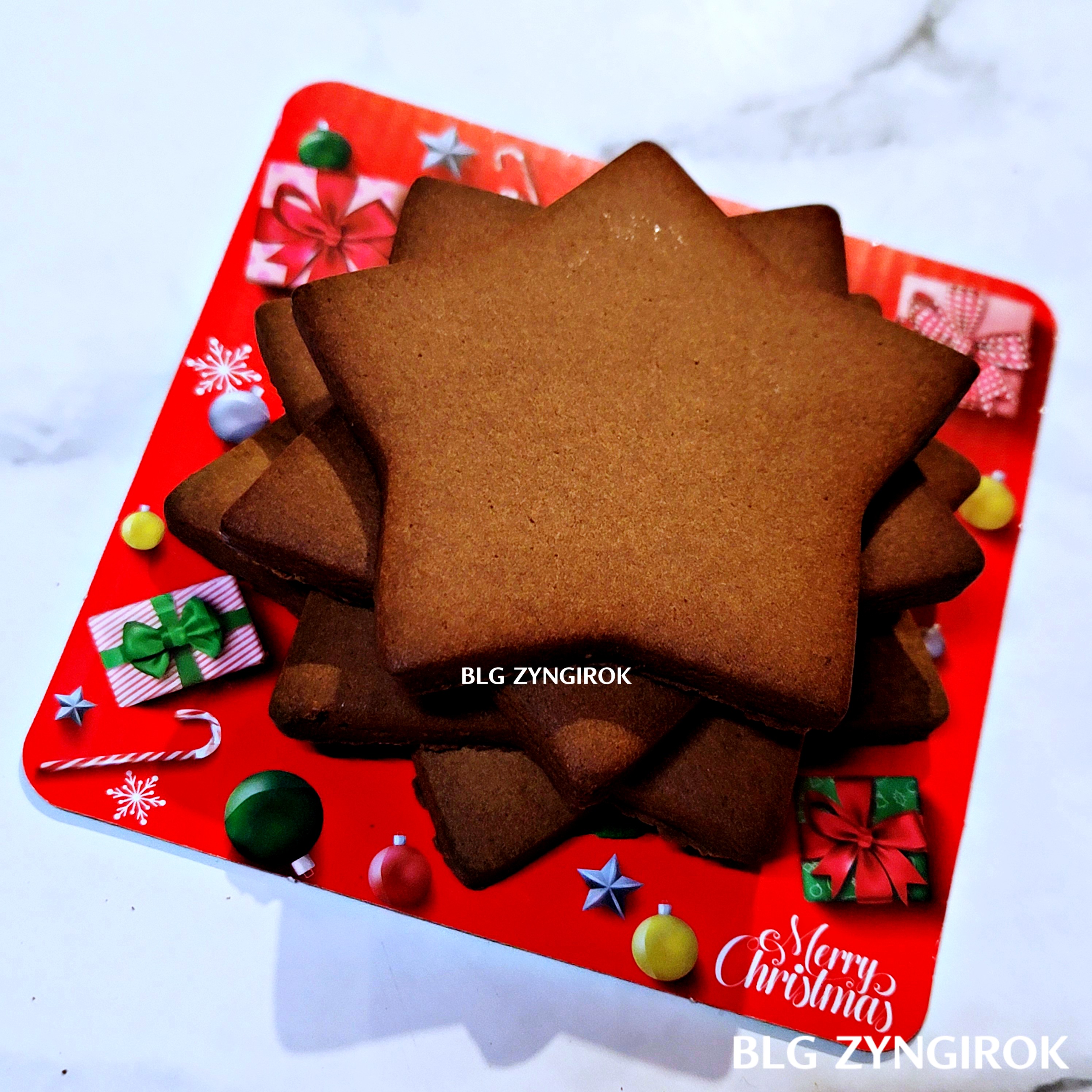 노브랜드에서 구매한 크리스마스 트리 키트 만들기 - 별쿠키를 쌓아 올라가는 모습이다.