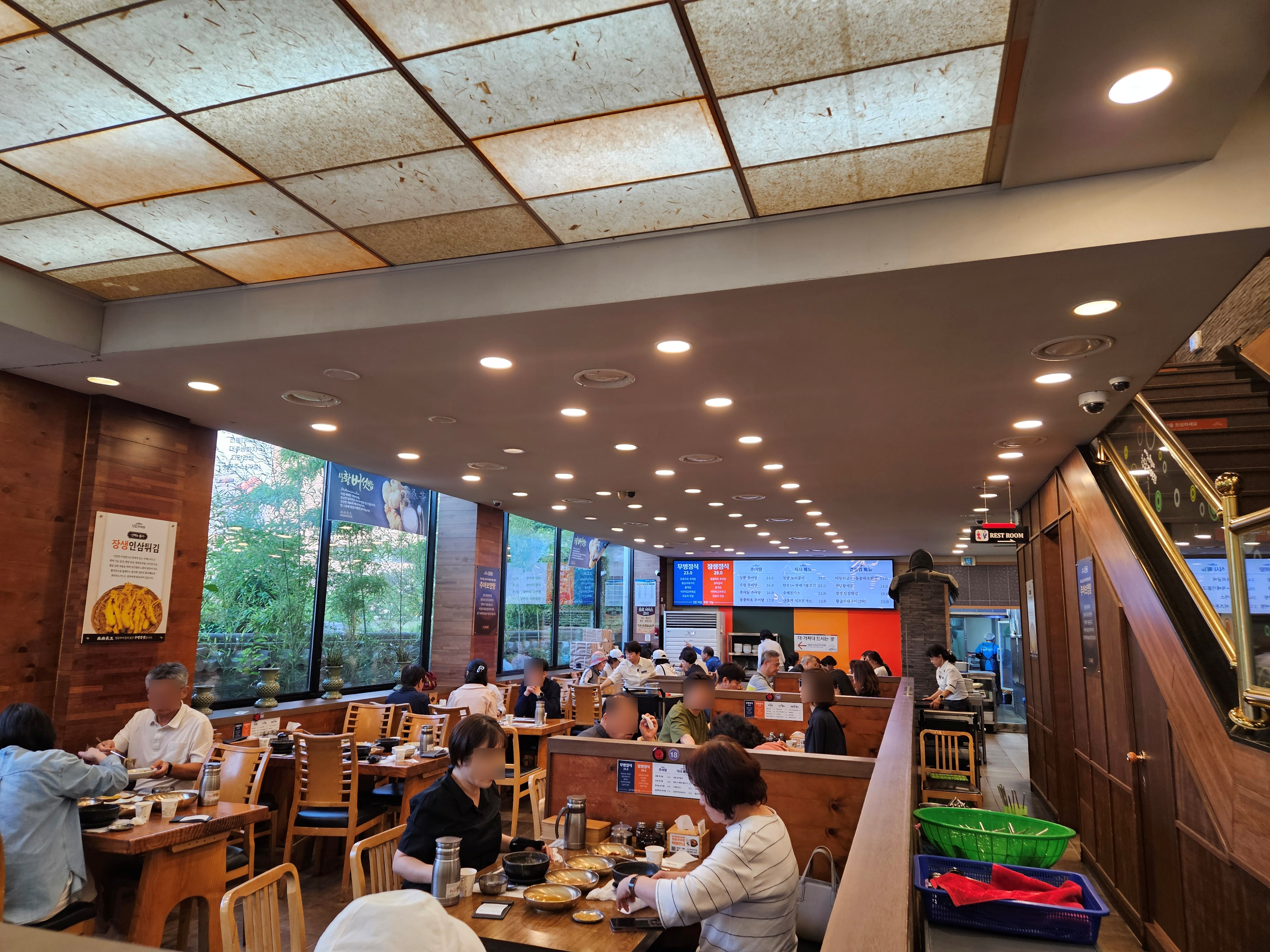 청담추어정-음식점-1층-실내--사람들로-꽉찬-테이블