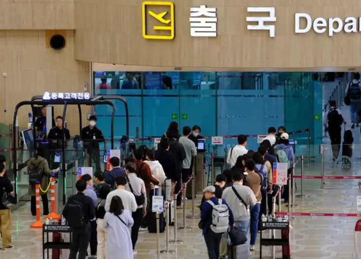 김포공항-국제선-출구게이트에서-등록고객전용을-이용하는-탑승객이-보이는-사진