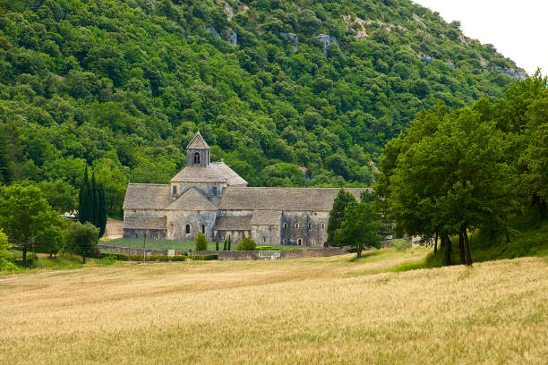 고르드 근교 서기 1148년에 설립된 세낭끄 수도원