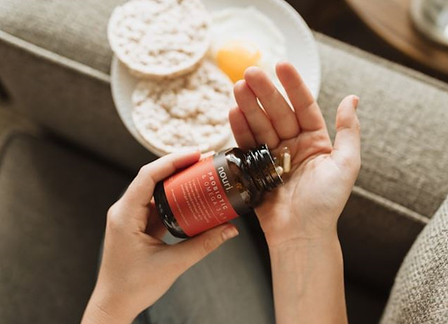 영양제 먹는 사진