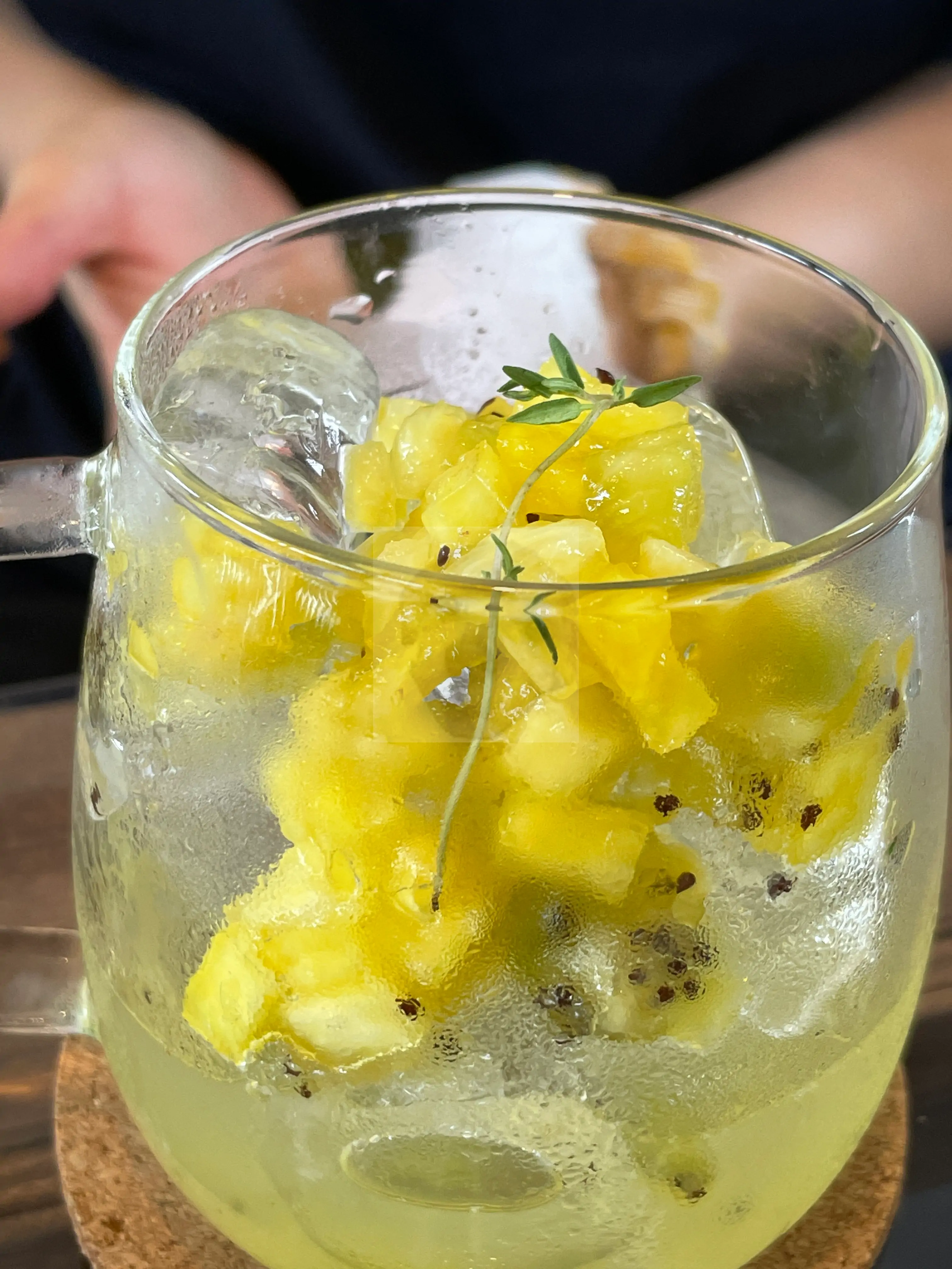 한옥카페 1929 음료 사진들 좌측부터 버터크림커피, 파인키위, 바질 토마토 스파클링