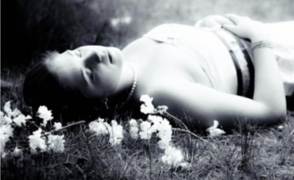 여성이 죽어 누워 있다