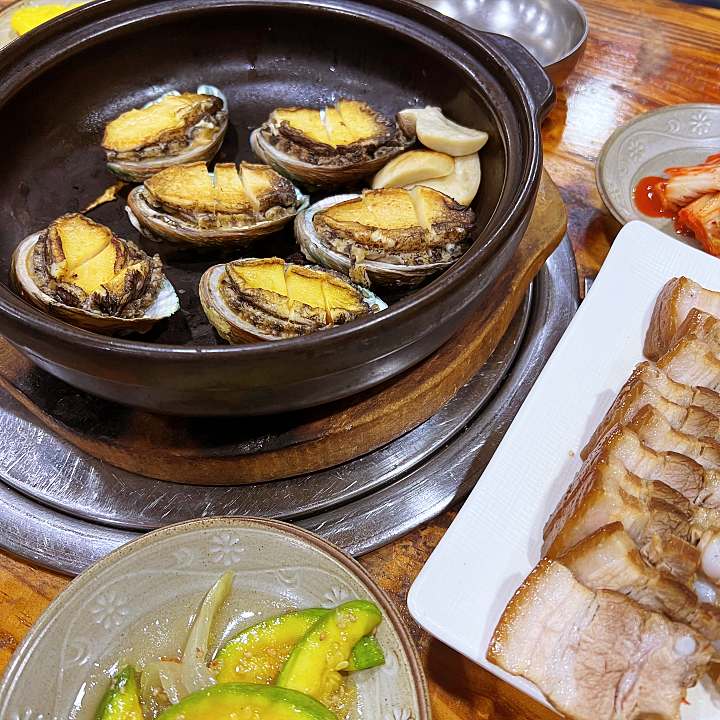 전복삼합 제주식 식당 정찬 게스트 성게 미역국 돔베고기 고등어구이 동대문구 회기동 제기동 맛집