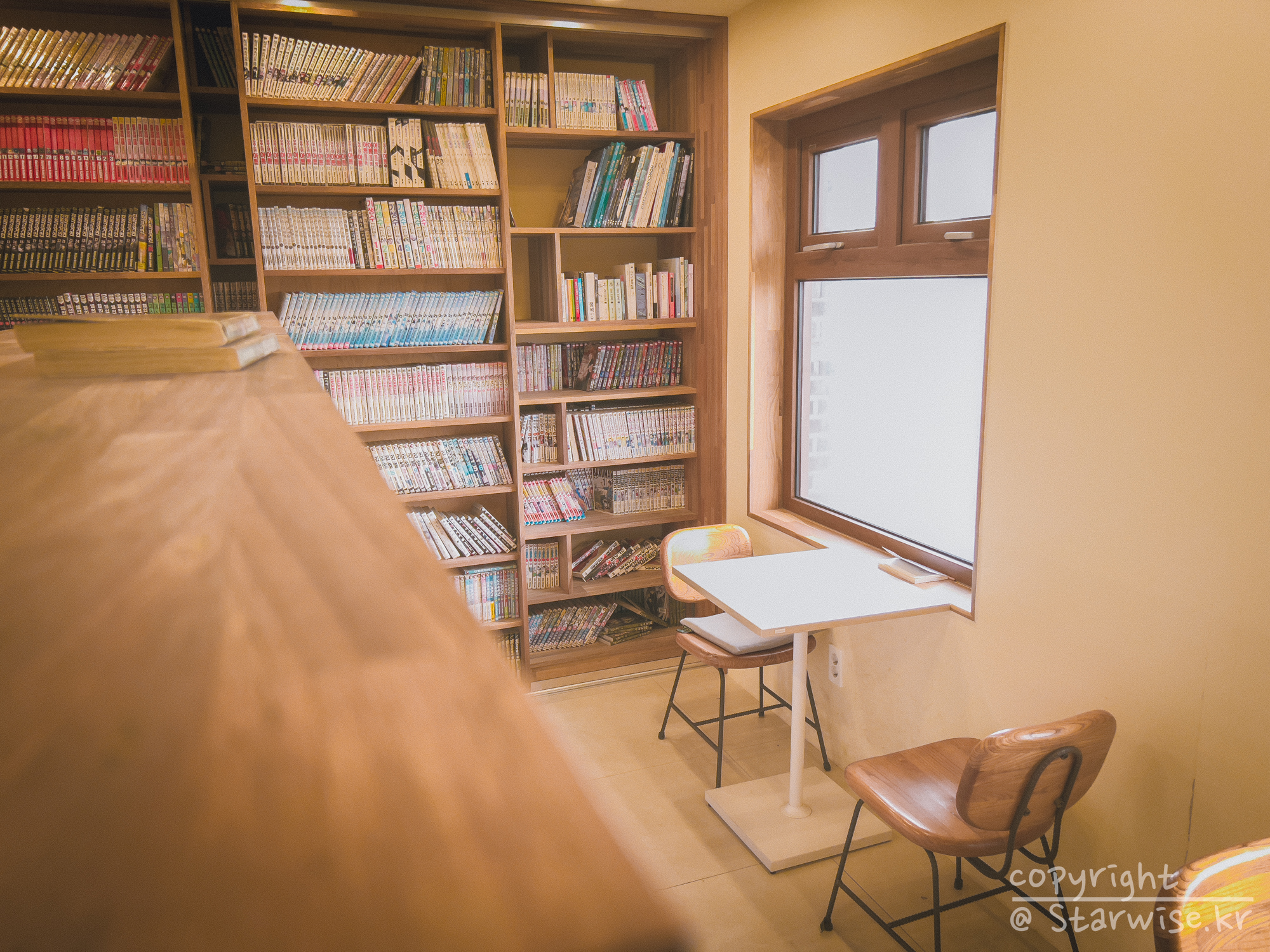 1층의 자리와 만화책장