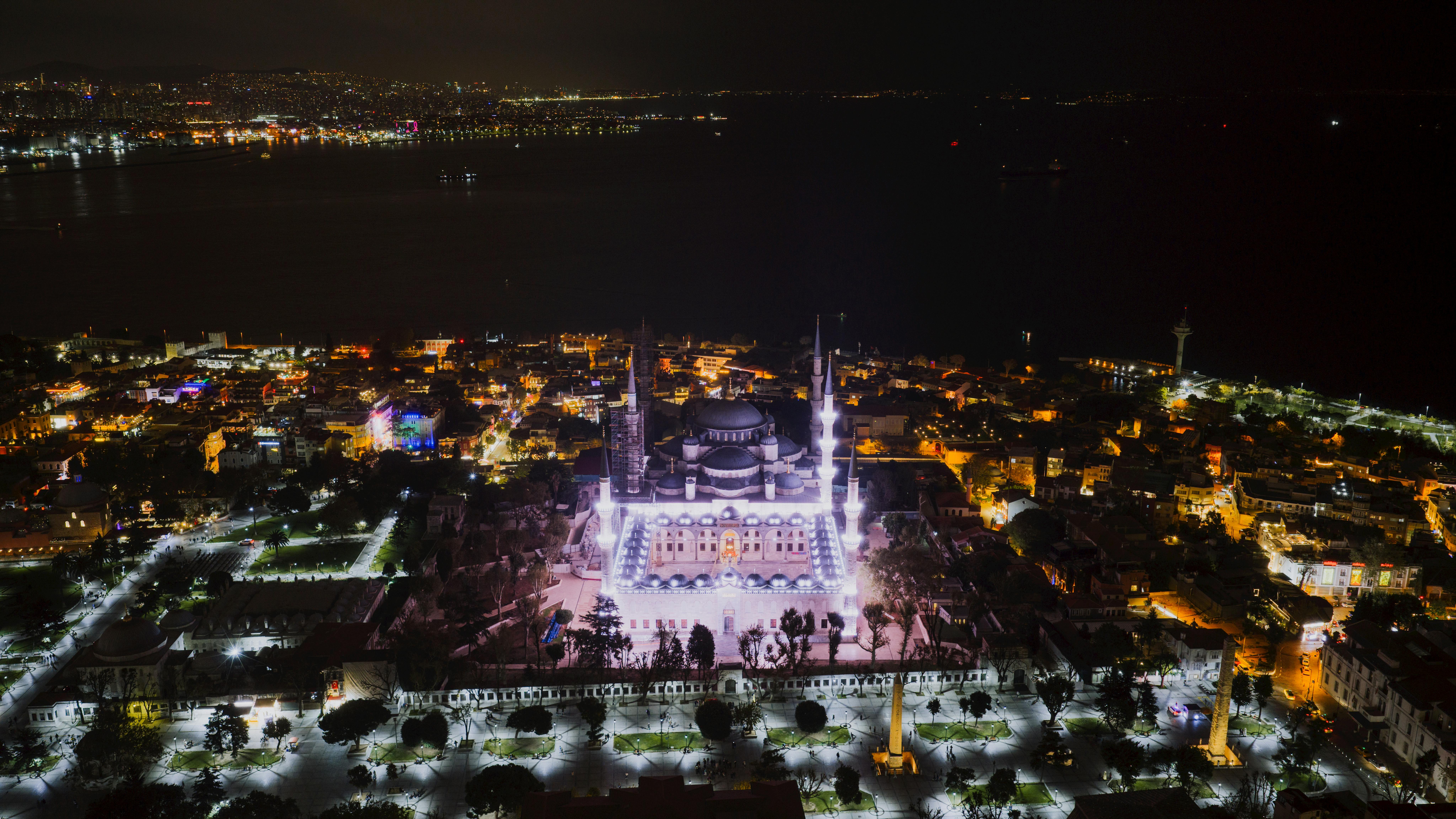 복잡한 주차장에서 차를 못 찾는을 상징하는 이미지