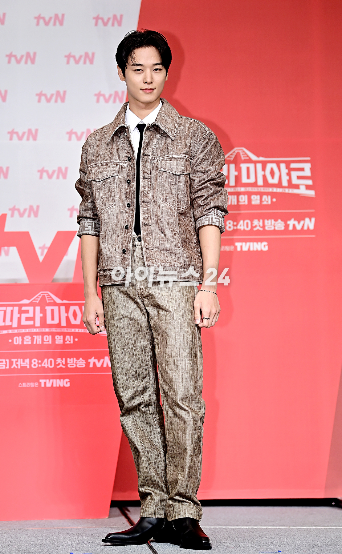배우 김성균, 차승원, 더보이즈 주연이 1일 오후 서울 마포구 서울가든호텔에서 열린 tvN '형따라 마야로 : 아홉 개의 열쇠' 제작발표회에서 포토타임을 갖고 있다. [사진=곽영래 기자]