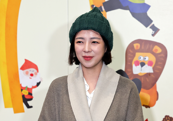 배현진 국민의힘 의원과 약혼했다고 주장하며 난동을 부린 50대 남성이 재판에서 자신의 혐의를 인정했다. 사진은 배 의원이 지난 2월 2일 서울 송파구 송파책박물관에서 열린 국민의힘 송파을 당원 가족과 함께하는 2024 설날맞이 희망콘서트를 마친 후 인터뷰를 하고 있는 모습. [사진=뉴시스]