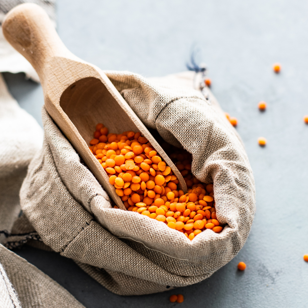 작은-포대에-담긴-오렌지색-렌틸콩