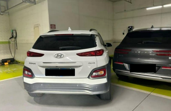 거주지도 아닌 아파트 주차장에서 1년 넘게 무단 주차를 해온 차량. [사진=온라인 커뮤니티]