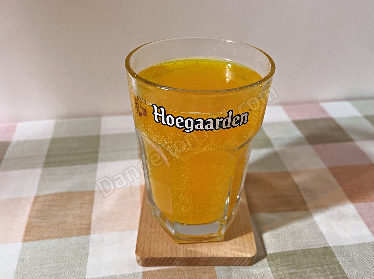 바이엘 발포비타민 베로카 (BAYER Berocca) 알약을 탄산수에 전부 녹여 놓은 사진