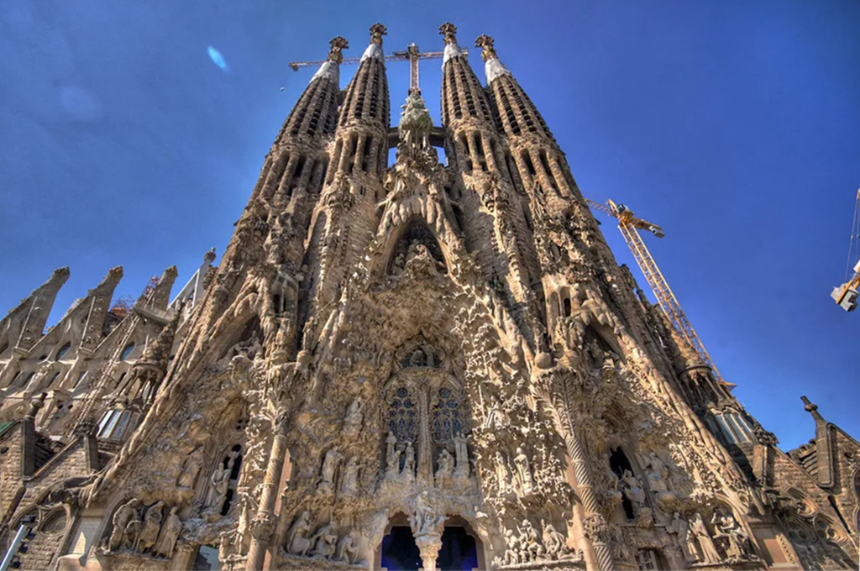 4개의 종탑은 바르나바, 마티아, 타대오, 시몬을 상징