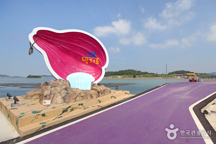 보라색 길 옆으로 박모양 표지판이 있다.