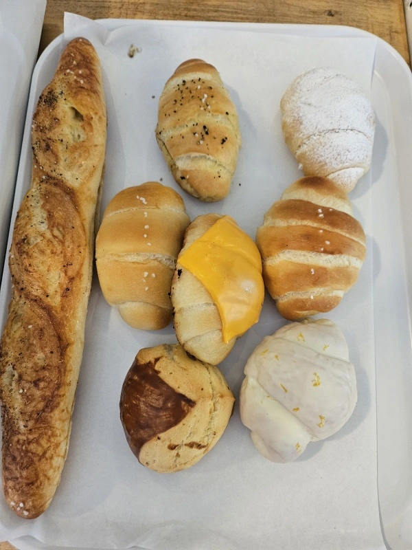 안국역-아티스트베이커리-소금빵7개-바게트1개-접시포장