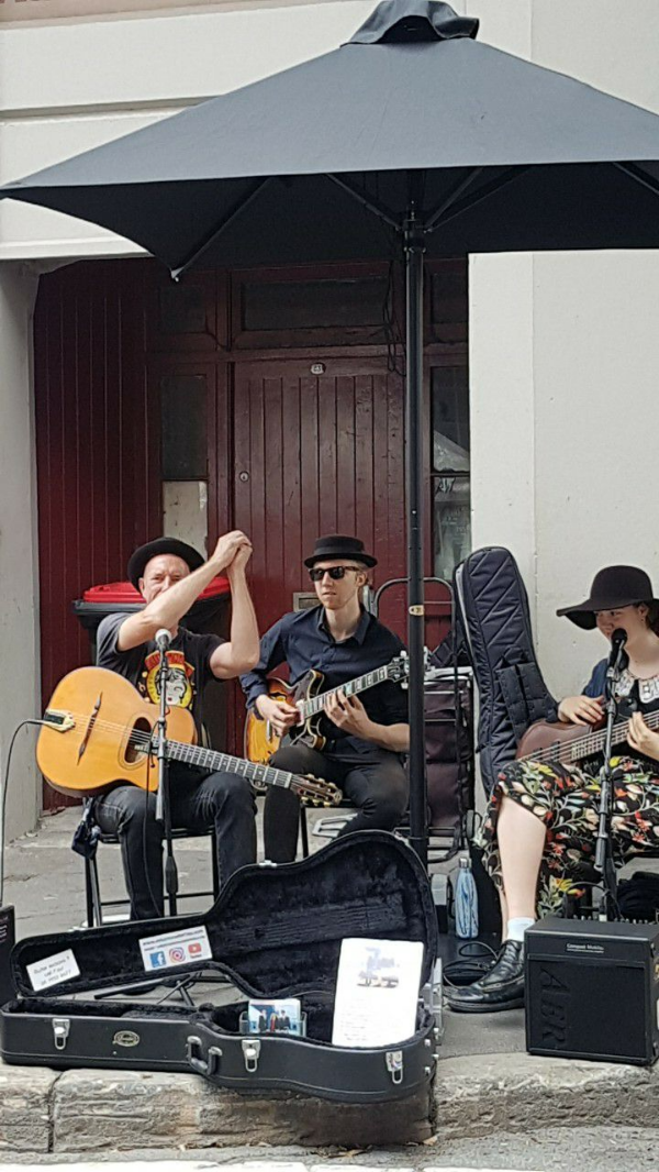 록스 마켓과 길거리 연주가 열리는 록스의 주말 마켓